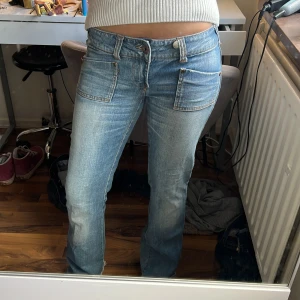 Blå jeans från Only - Säljer ett par snygga blå jeans från Only. De är en gammal modell som inte säljs längre. Pris kan diskuteras 🥰