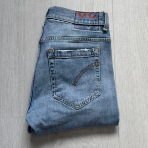 Dondup George Jeans - Sjukt feta Dondup George jeans🤩.  Storlek W30   L30  passar W29  L 29   . Nypris 3000kr+, Säljs nu för endast 799kr😱, Skriv vid några funderingar🤔, Fraktas samma dag! 