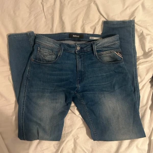 Replay Anbass  - Ett par fina jeans i bra skick. Dem har storlek 31/32. Finns även kvitto på dem! Modell anbass!
