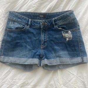 lågmidjade jeanssjorts - Lågmidjade jeanshorts! storlek ”164” och från märket ”Detroit”