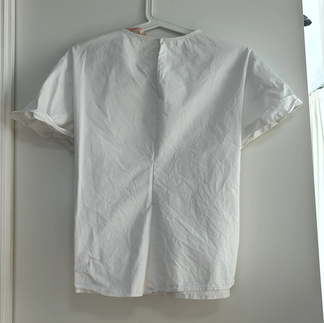 Vit blus med svart snörning - 2