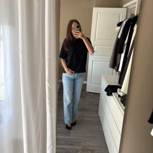 Jeans  - Mellan låga jeans från Gina i storlek 34, sparsamt använda 