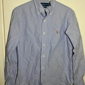 Ralph Lauren Custom fit Oxford - Tjo! Säljer denna snygga skjorta då den dj passar längre, nypris ~1150:- kr, inga defekter eller skador i tyget, nästintill nyskick, kan GÅ NED i pris om snabb affär tillämpas!!