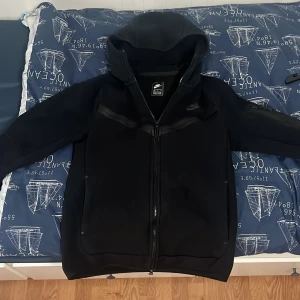 Nike teech fleece - Säljer den i storlek M. Funkar även för S. Köpt den från nike hemsida och säljer den eftersom jag inte använder den.