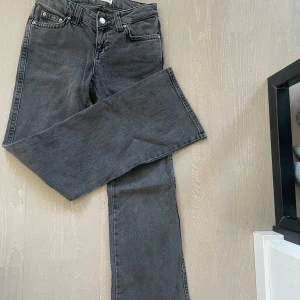 Svarta jeans från gina - Snygga mörkgrå/svarta low waist jeans från gina med klassisk femficksdesign knappgylf. Perfekta för en stilren look. Storlek 32, använda ca 2 ggr❤️