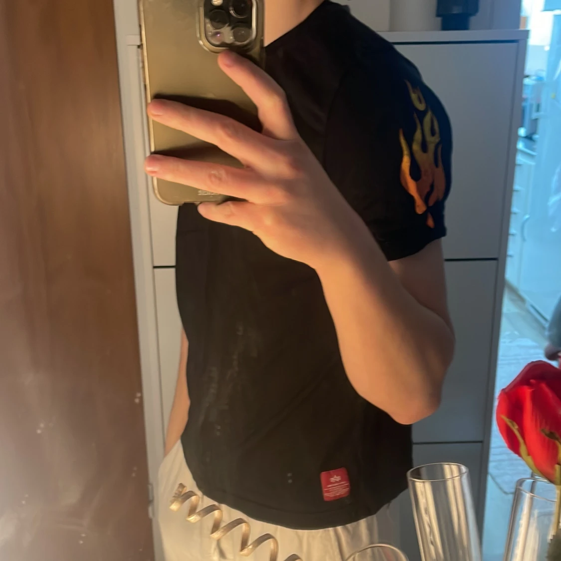 Svart t-shirt från Alpha Industries endast för 130 kr  - 1