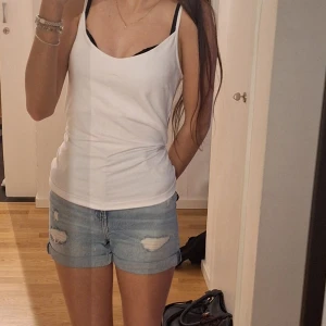 Jeans shorts - Säljer ett par fina blå jeans shorts med hög midja. Är i storlek 140.