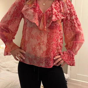 Söt blommig blus från zara  - Säljer denna somriga söta blusen från zara i storlek s som aldrig är använd