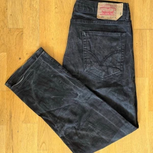 Levi's svarta jeans 501, storlek 31 - Skick på varan Alla plagg är second hand och säljs i befintligt skick. Vi försöker alltid visa skicket tydligt genom detaljerade bilder – vänligen granska bilderna noggrant innan köp.