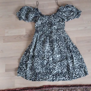 Svartvit klänning med puffärmar - Är xs men ärväldigt stretching, går för folk med M, ksk till och med L