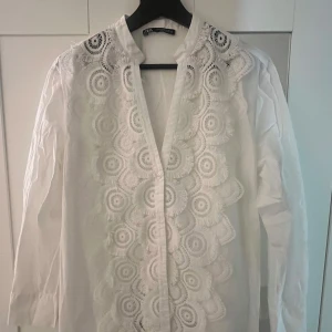 Vit blus med broderier  - Vit blus med broderade detaljer framtill🥰