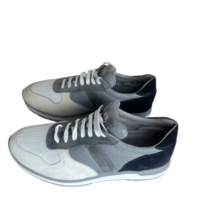 Moncler new Monaco  - Moncler sneakers. Modell: new Monaco. Storlek 43 använda 2 gånger, kommer med box. Pris 2290 finns att köpa på Fashionels.com