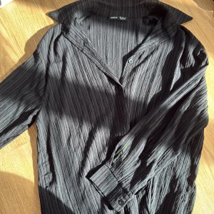 Svart ribbad skjorta - Svart skjorta från shein storlek 36.