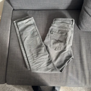 Grå jeans från Nudie Jeans - Snygga grå jeans från Nudie Jeans i en klassisk straight fit. Perfekta för en stilren look med en bekväm passform. De har en traditionell femficksdesign och är tillverkade i ett slitstarkt material. Pris kan även diskuteras
