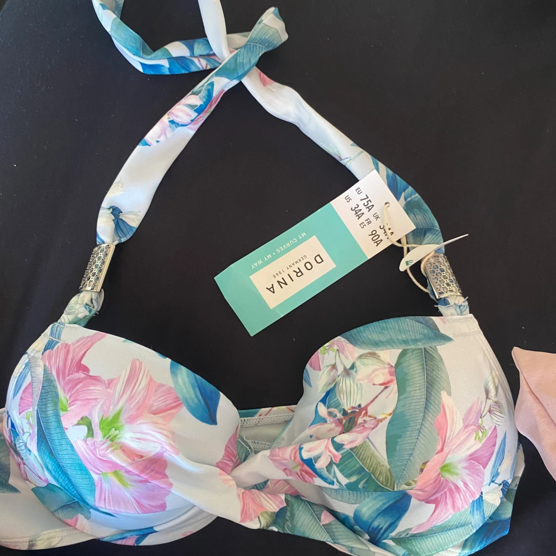 Blommig bikiniöverdel från Dorina