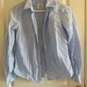 Skjorta - Randig skjorta från h&m i mycket bra skick Storlek 36