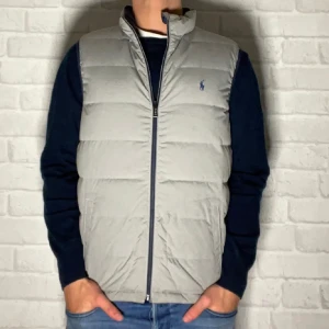 Ralph lauren väst  - Riktigt eftertraktad väst från Ralph lauren för sjukt bra pris. Vändbar! Knappt använd, skick 10/10. Ny pris ligger på 3000kr och slutsåld överallt. Moddellen är 180cm.