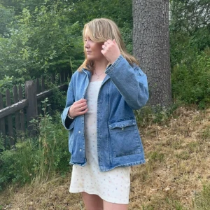 Jeans jacka NAKD - Säljer denna snygga jeans jacka från NAKD. Lite oversize i strl!