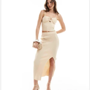 Stickad kjol - Stilren stickad kjol med slits som passar till det mesta. Aldrig använd och prislappen sitter kvar. Säljer då jag råkade beställa två och inte hann skicka tillbaka denna. Hör av dig vid funderingar🩷