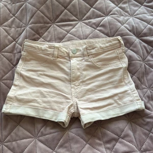 Ljus rosa shorts från H&M🌸 - Säljer ett par jättefina rosa shorts som passar perfekt till en stickad tröja eller en vanlig vit        T-shirt!💓Midjemått rakt över är ca 31 cm. De är stora för sin storlek och väldigt stretchiga så passar större storlekar💕🌸