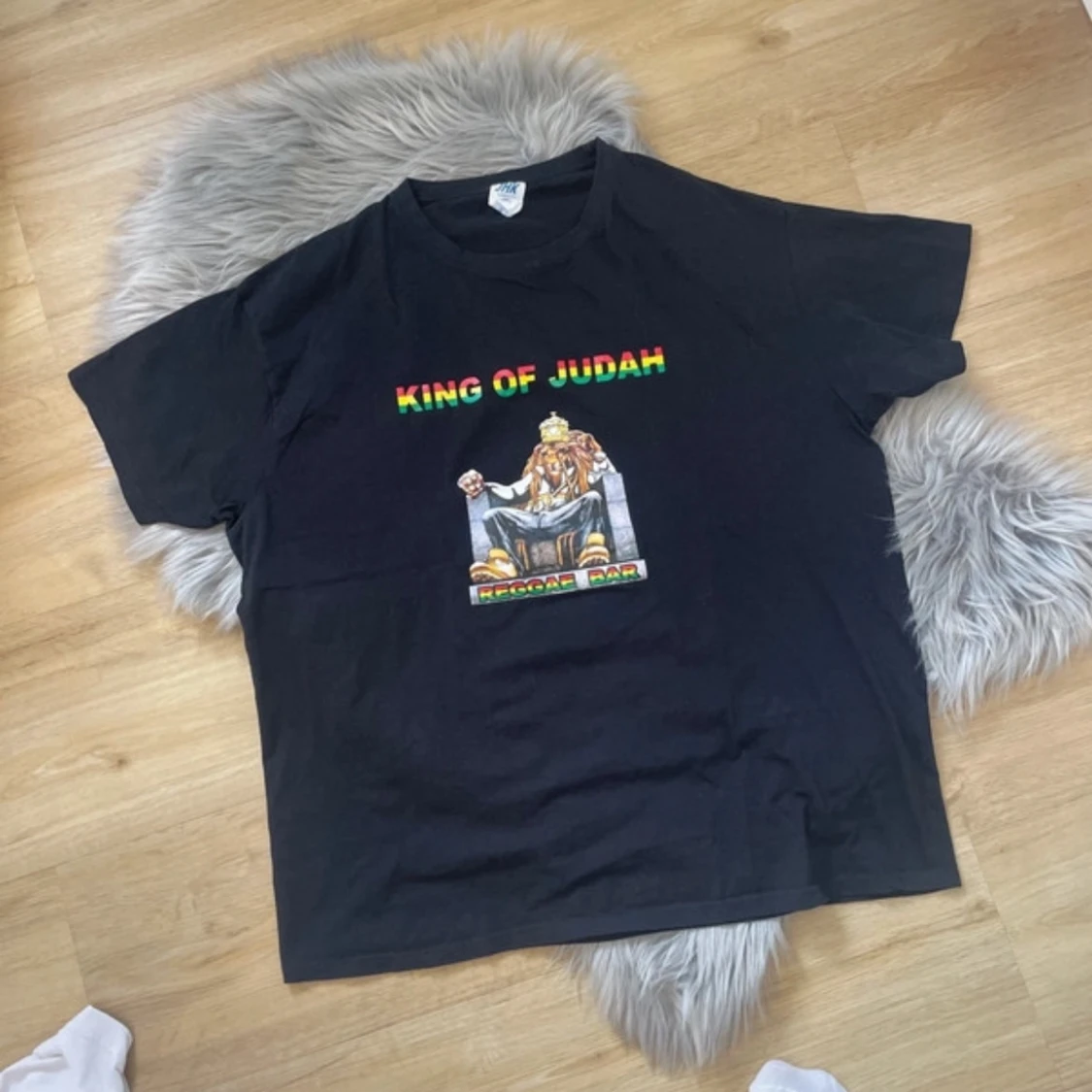 Svart t-shirt med King of Judah-tryck