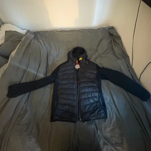 Svart jacka från Parajumpers - Säljer en svart jacka från Parajumpers med quiltad design och dragkedja. Jackan har långa ärmar och en praktisk huva. Perfekt för kyligare dagar med sin stilrena look och funktionella detaljer. Skriv dm om ni vill ha mer bilder. Billigare vid snabb köp 