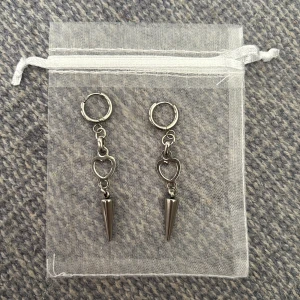 örhängen  - ett örhänge=79 kr ett par=130 tre st=160kr 