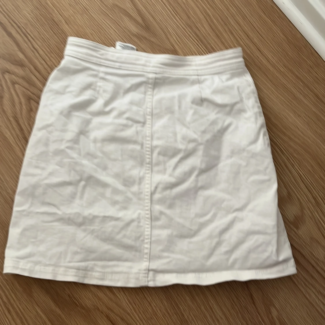 Vit kjol med knappar från H&M - 1