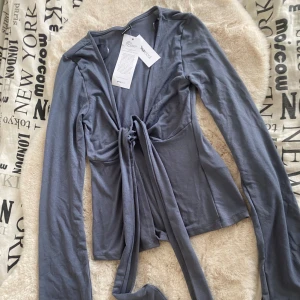 Grå tröja  - Perfekt för en stilren look. Materialet är mjukt och bekvämt.