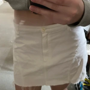 Lågmidjad vit kjol  - Kort lågmidjad vit kjol, superfin inga tecken på användning s/m miljebredd ungefär 42cm