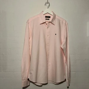 Morris skjorta - - Märke: Morris - Modell: skjorta - Färg: Rosa - Storlek: 42 ( sitter som M) - Skick: Bra skick inga defekter 8/10   Nypris: 1000 Pris: 300kr Skriv om ni är intresserade eller har frågor!!