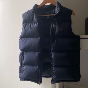 Ralph lauren väst - Jätte fin Ralph lauren väst i mycket bra sick, Det är bara använt ett få tal gånger och det är inga defekter på den, Västen kostade runt 2400 när jag köpte den. Har ni några funderingar är det bara att fråga 🙋‍♂️ 