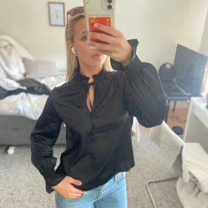 Blus  - Jättefin nyköpt blus från only! Skönt material och blusen är en av mina favoriter i garderoben 😻