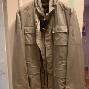 Moorer field jacka - Snygg och stilren jacka från Moorer den är helt ny. Med plast, tags och galje. Storlek är 48. Jackans modell heter Manolo och nypriset ligger på ca 12000kr.