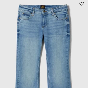 Ljusblå jeans från Lee - Snygga ljusblå jeans från Lee. Nyskick och använda 2 gånger, säljer eftersom jag inte har användning för dem💕Orginalpris 1099kr