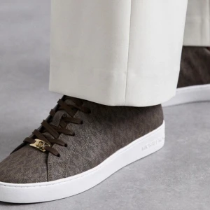 Bruna sneakers från Michael Kors - Snygga bruna sneakers från Michael Kors. Nypris 1300kr säljer för 500 men pris kan diskuteras. 