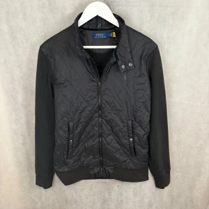 Ralph lauren cardigan  - Fint skick! Något blekt på ryggen men syns knappt i verkligheten. Modellen är 185 och bär S
