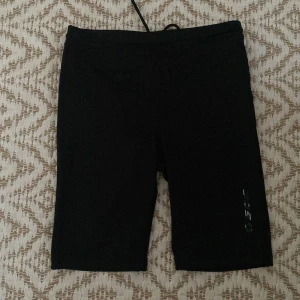 Svarta träningsshorts från SOC - Säljer ett par svarta träningsshorts från SOC. De är designade för optimal rörelsefrihet och komfort under träning. Perfekta för gymmet eller löprundan. 🏃‍♂️