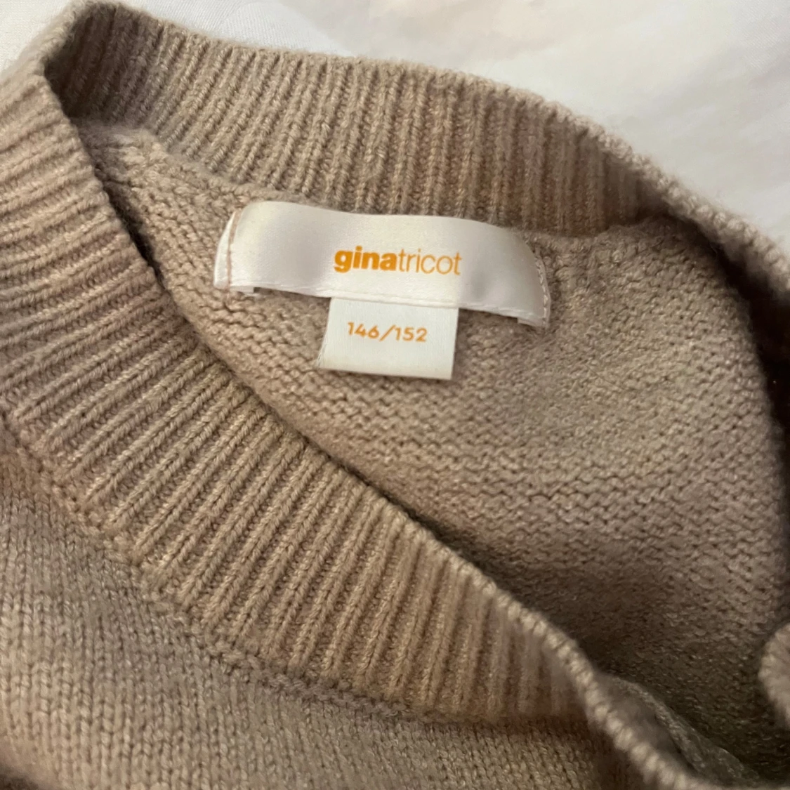 Beige stickad tröja med stjärnor från Gina Tricot - 2