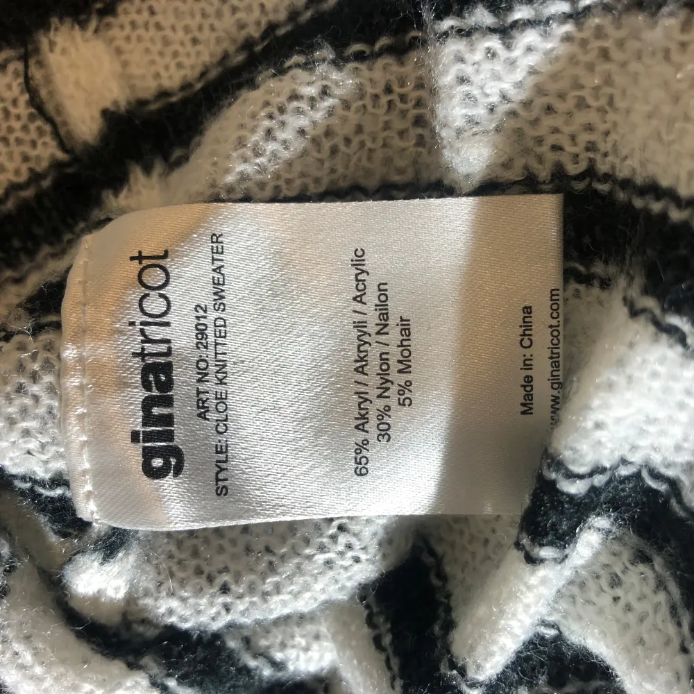 Så så mysig och jätte mjuk tröja från Gina tricot. Längd ca 75cm. Ärmlängd ca 65cm.. Neuleet.