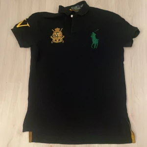 Ralph lauren cheif keef polo - As fet cheif keef polo tröja som jag säljer då den inte riktigt passar mig, perfekt ny för sommarn, äkta och köpt på second hand i Norrköping, perfekt för y2k .