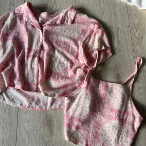 Mönstrad blus och linnetopp från Zara - Säljer ett set med en blus och en linnetopp från Zara i vitt och rosa med ett unikt mönster. Blusen har korta ärmar och knappar framtill, medan linnetoppen har smala axelband. Perfekt för en somrig look!🩷🩷