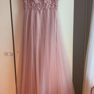 BALKLÄNNING  - Säljer nu min kompis  balklänning som kommit endast en gång till användning. Den är i nytt och fint skick nytt pris 3000kr 