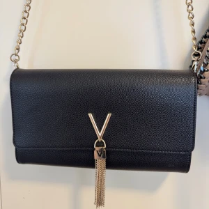 Svart axelväska med kedja - Säljer då de inte kommer till användning, använd ett antal gånger förra året, själva väskan skick är jättefint men kedjan har lite skrapor men det är inget man tänker på 🌸🎀 köpt för 719 och säljer för 400 pris kan diskuteras