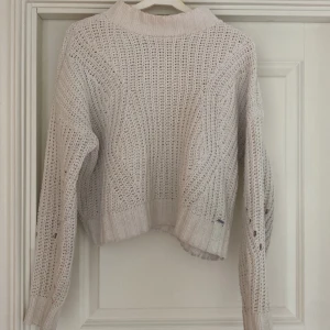 Vit stickad tröja från Hollister - Säljer en snygg vit stickad tröja från Hollister. Tröjan har ett fint stickat mönster💞 använd men inte sliten💞