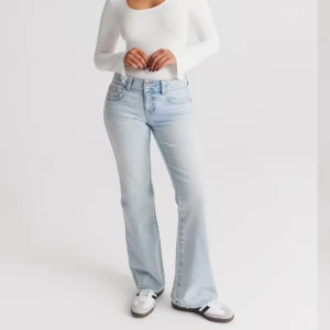 Gina y2k jeans - Använda men inget som märks av! Säljer endast då de inte passar mig längre ☺️jättefin bootcut modell med fickdetaljer 🌸