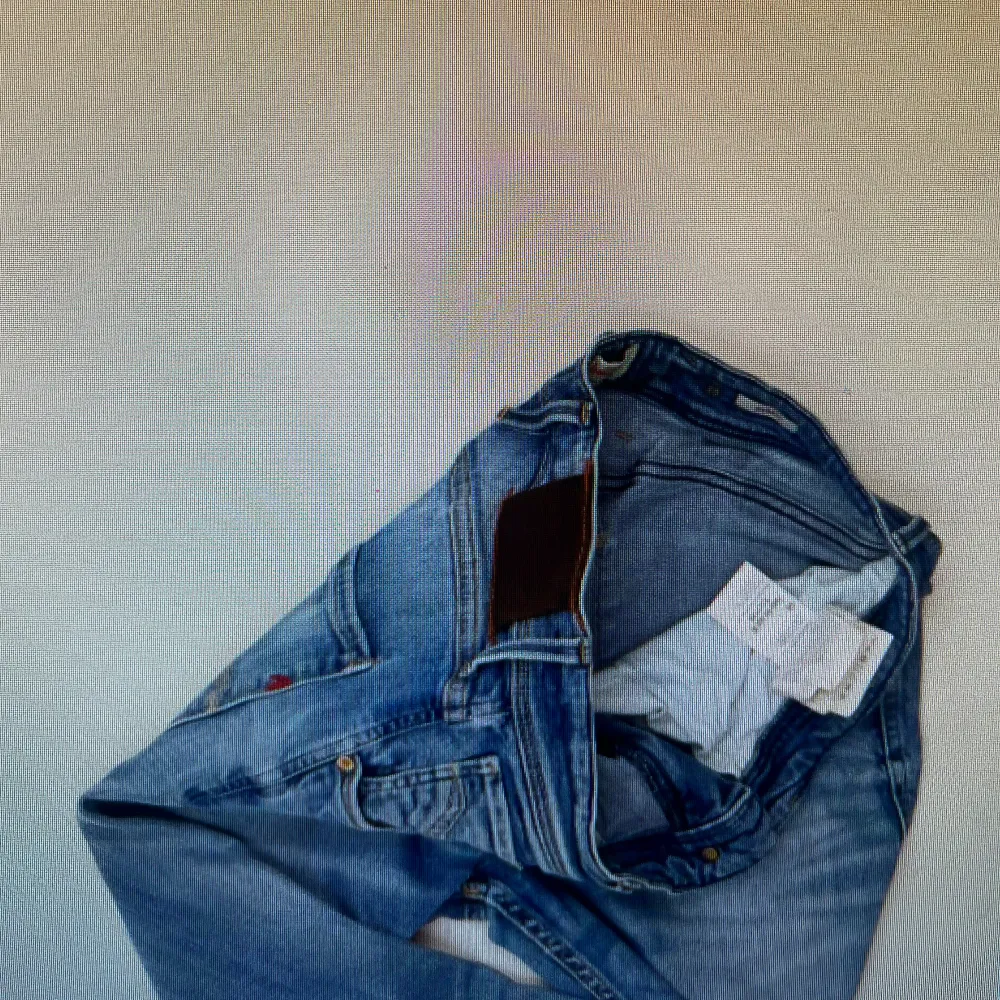 Snygga blå jeans från replay med klassisk femficksdesign och knappgylf. Jeansen har en lätt tvättad look och är perfekta för en avslappnad stil. Modell replay. Farkut & Housut.