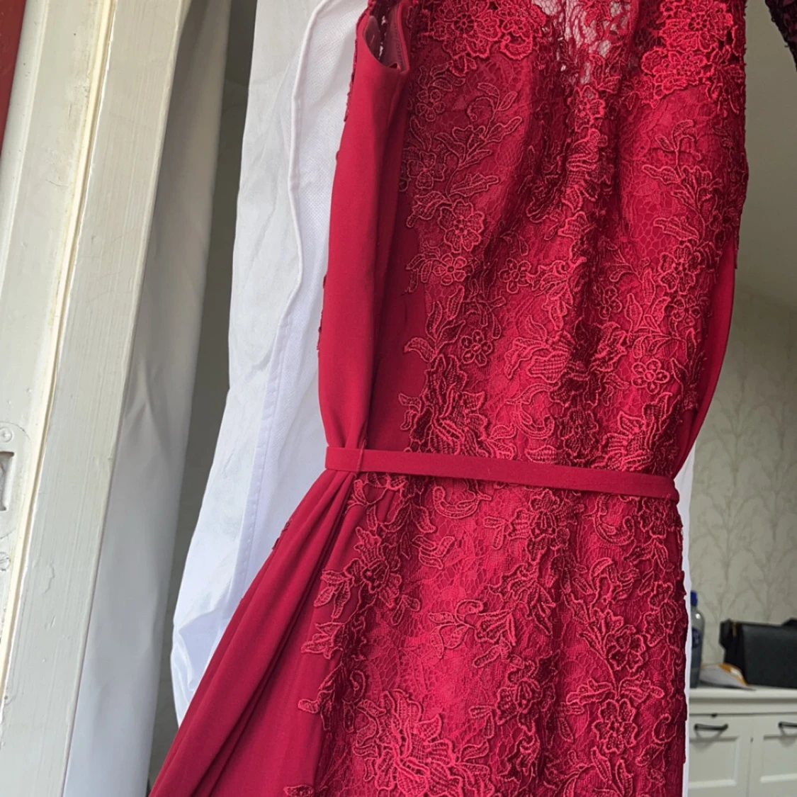 Vinröd spetsklänning - 1