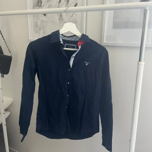 Mörkblå skjorta  - Snygg och stilren mörkblå skjorta från GANT ❤️‍🔥95% bomull. Barnstorlek L, passar mig som vanligtvis har XS. Använd någon gång, jättefint skick. Skriv meddelande vid frågor/fler bilder 💋