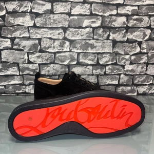 Svarta sneakers från Christian Louboutin - Christian Louboutin sneakers,  aldrig använt (pga fel storlek) Fått som present med kvitto – tror de är äkta men kan inte garantera det. Därför säljer jag för 2250 (gått för mycket mer online)